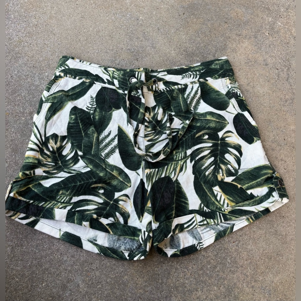 Womans size medium Linen blend tropical shorts. Resort wear, travel